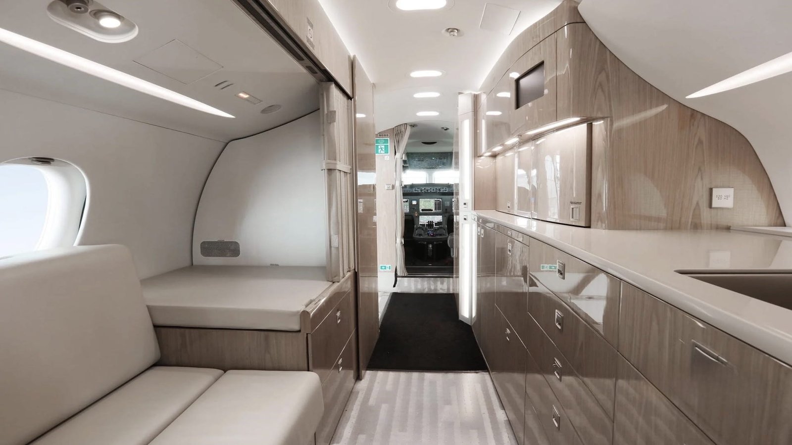 MUST PRESTIGE INTERNATIONAL JET BROKER www.mustprestige.com 2017 DASSAULT FALCON 8X Private Jets for sale Jets privés à vendre Aviones y jets privados en venta Jatos particulares à venda プライベートジェットの販売 बिक्री के लिए निजी जेट 私人喷气式飞机出售 Частные самолеты на продажу Privatjets zu verkaufen Jet privati in vendita Prywatne odrzutowce na sprzedaż 개인용 제트기 판매 중 Privéjets te koop طائرات خاصة للبيع