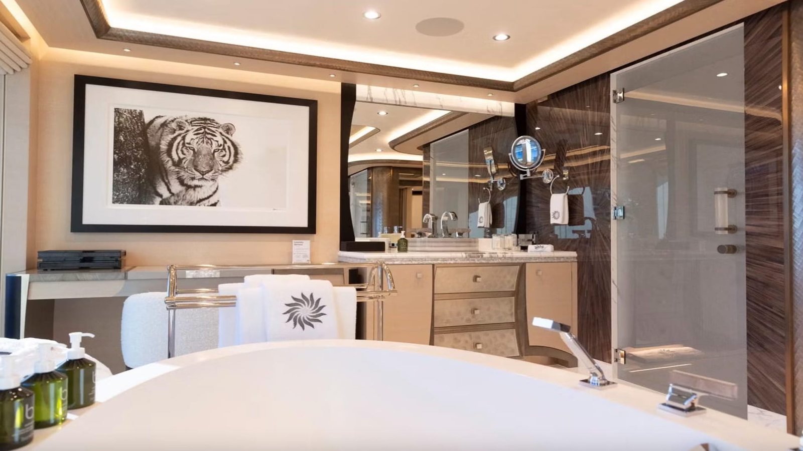 MUST PRESTIGE INTERNATIONAL YACHT BROKER www.mustprestige.com Yachts for sale Yachts à vendre Yates en venta iates à venda 販売中のヨット बिक्री के लिए नौकाएँ 待售游艇 Яхты на продажу Yacht zu verkaufen Yacht in vendita Jachty na sprzedaż 판매 중인 요트 Jacht te koop يخوت للبيع