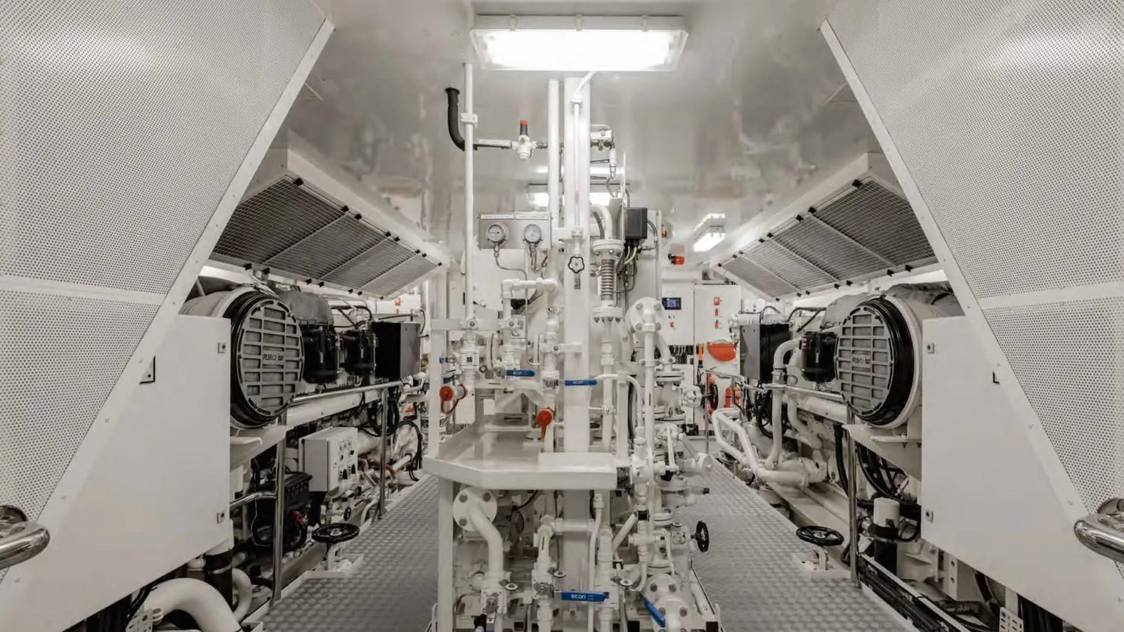 MUST PRESTIGE INTERNATIONAL YACHT BROKER www.mustprestige.com Yachts for sale Yachts à vendre Yates en venta iates à venda 販売中のヨット बिक्री के लिए नौकाएँ 待售游艇 Яхты на продажу Yacht zu verkaufen Yacht in vendita Jachty na sprzedaż 판매 중인 요트 Jacht te koop يخوت للبيع